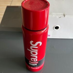 Supreme SIGG Vacuum Insulated
0.75L Bottle
Red
100% Authentic
Condition: New